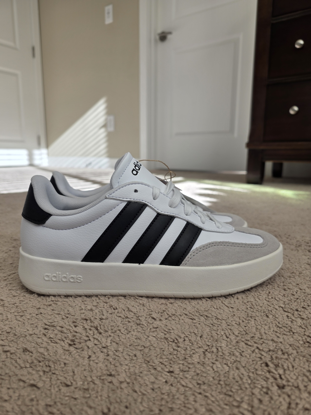 NWT Adidas Barreda Women’s White Black Sneakers IH1229 Size 8 - Picture 3 of 8